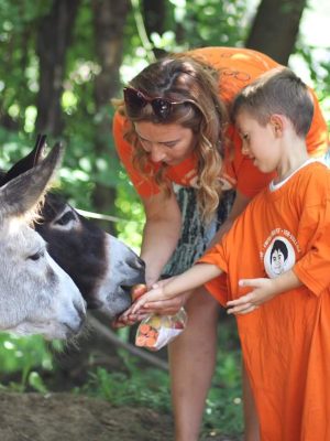 10_Serbia with child donating